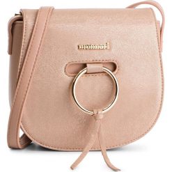 Torebka MONNARI - BAG6190-026 Pink. Różowe listonoszki damskie marki Monnari, bez wzorów, ze skóry ekologicznej, klasyczne, bez dodatków. W wyprzedaży za 139,00 zł.