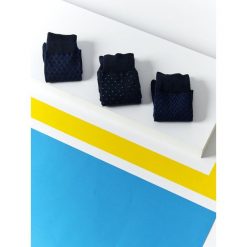 3PACK SKARPETKI MĘSKIE. Szare skarpetki męskie Top Secret, bez wzorów, z dzianiny. W wyprzedaży za 14,99 zł.
