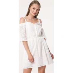 Biała Sukienka Sky In. Białe sukienki damskie Born2be, na lato, s, bez wzorów, z tkaniny, bez kołnierzyka, bez rękawów. Za 149,99 zł.
