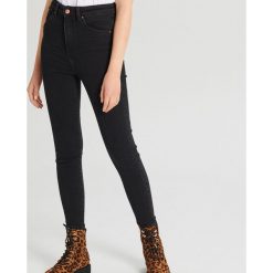 Elastyczne jeansy high waist - Czarny. Czarne jeansy damskie Cropp, bez wzorów, z jeansu, z podwyższonym stanem. Za 119,99 zł.