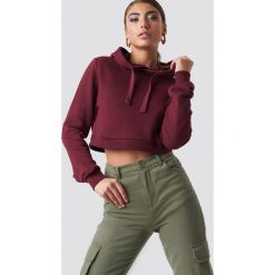 Pamela x NA-KD Bluza z kapturem Cropped Rib - Red. Czerwone bluzy rozpinane damskie Pamela x NA-KD, długie, z kapturem. Za 141,95 zł.