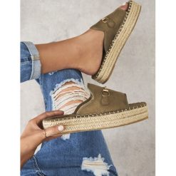 Khaki Klapki Self Centered. Brązowe klapki damskie Born2be, bez wzorów, bez obcasa, na płaskiej podeszwie. Za 69,99 zł.