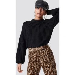 NA-KD Dzianinowy sweter z obniżonymi ramionami - Black. Czarne swetry damskie NA-KD, bez wzorów, z dzianiny, bez rękawów, długie, bez kaptura. Za 121,95 zł.