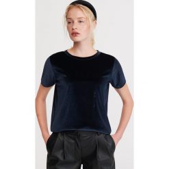 Welurowy T-shirt z napisem - Granatowy. Niebieskie t-shirty damskie Reserved, s, z napisami, z weluru, bez kołnierzyka. Za 39,99 zł.