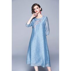 Sukienka w kolorze niebieskim. Niebieskie sukienki damskie Zeraco, z haftami, z okrągłym kołnierzem, bez rękawów, midi. W wyprzedaży za 372,95 zł.