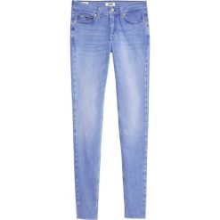 Jeansy Skinny Fit Tommy Jeans Nora Ankle DW0DW08206. Niebieskie jeansy damskie Tommy Jeans. W wyprzedaży za 299,00 zł.
