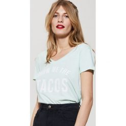 T-shirt z napisem - Turkusowy. Niebieskie t-shirty damskie House, s, z napisami, bez kołnierzyka. Za 19,99 zł.