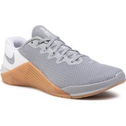 Buty NIKE - Metcon 5 AQ1189 019 Wolf Grey/Wolf Grey/White. Szare buty sportowe męskie Nike, z tworzywa sztucznego, bez zapięcia, na fitness i siłownię. Za 549,00 zł.