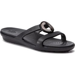 Klapki CROCS - Sanrah Metalblock Sandal W 205592 Gunmetal/Black. Czarne klapki damskie Crocs, z aplikacjami, z tworzywa sztucznego, bez obcasa. W wyprzedaży za 149,00 zł.