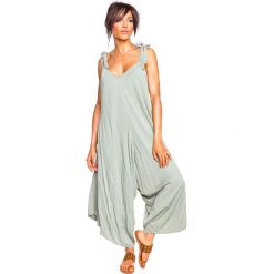 Kombinezon "Lila" w kolorze zielonym. Zielone kombinezony damskie Glamour Paris, s, bez wzorów, bez kołnierzyka, bez rękawów. W wyprzedaży za 153,95 zł.
