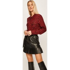 Guess Jeans - Koszula. Bluzki damskie Guess Jeans, s, z aplikacjami, z wiskozy, klasyczne, z klasycznym kołnierzykiem, z długim rękawem. Za 369,90 zł.