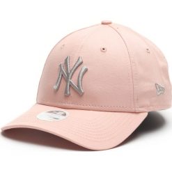 New Era New York Yankees Czapka z daszkiem Różowy. Różowe czapki damskie New Era, z haftami, z bawełny. Za 94,95 zł.