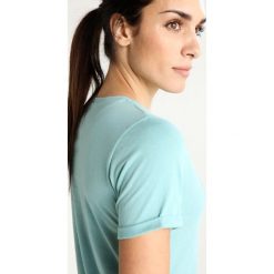Triple2 LAAG WOMEN NEVER SICK Tshirt z nadrukiem wasabi - 2