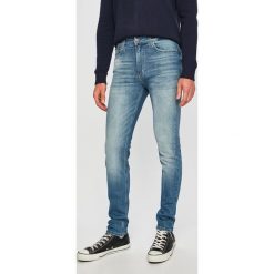Tommy Jeans - Jeansy Simon. Niebieskie jeansy męskie Tommy Jeans, bez wzorów. W wyprzedaży za 299,90 zł.