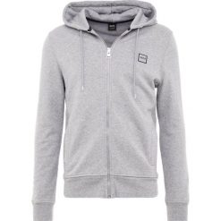 BOSS CASUAL ZNACKS Bluza rozpinana light pastel grey. Szare bejsbolówki męskie BOSS Casual, m, z bawełny. Za 669,00 zł.
