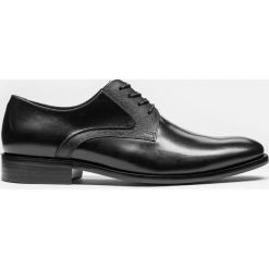 Czarne półbuty wizytowe. Czarne buty wizytowe męskie marki Kazar, do pracy, bez wzorów, ze skóry, eleganckie, bez zapięcia. Za 449,00 zł.
