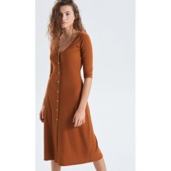 Sukienka midi z guzikami - Pomarańczowy. Pomarańczowe sukienki damskie Cropp, s, bez wzorów, bez kołnierzyka, bez rękawów, midi. Za 89,99 zł.