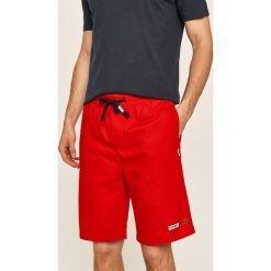 Tommy Hilfiger - Szorty. Czerwone spodenki i szorty męskie TOMMY HILFIGER, m, z nadrukiem, z bawełny, casualowe. W wyprzedaży za 239,90 zł.