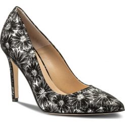 Szpilki SOLO FEMME - 34201-A7-H44/000-04-00 Czarny. Czarne szpilki zamszowe Solo Femme, bez wzorów, eleganckie, bez obcasa, na obcasie, bez zapięcia. W wyprzedaży za 199,00 zł.