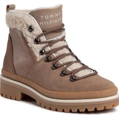 Trapery TOMMY HILFIGER - Cosy Outdoor Bootie FW0FW04349 Tiger's Eye 204. Pomarańczowe trapery damskie TOMMY HILFIGER, z wełny, klasyczne, bez obcasa, bez zapięcia. W wyprzedaży za 349,00 zł.