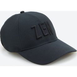 Czapka z haftowanym napisem - Czarny. Czarne czapki damskie Reserved, z haftami. W wyprzedaży za 29,99 zł.