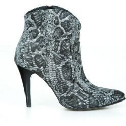 Wężowe botki na szpilce - skóra naturalna - model 435 - kolor czarny wąż. Czarne botki damskie Zapato, z jeansu, eleganckie, na wysokim obcasie. W wyprzedaży za 259,35 zł.