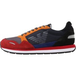 Emporio Armani Sneakersy niskie scarlet/blue/black. Czerwone sneakersy męskie Emporio Armani, bez zapięcia. Za 669,00 zł.