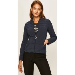 Guess Jeans - Kurtka. Niebieskie kurtki damskie Guess Jeans, s, z aplikacjami, z poliesteru, krótkie. Za 739,90 zł.