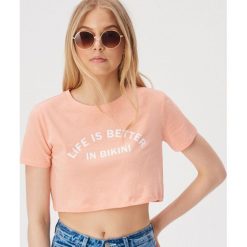 Bawełniany crop top z napisem - Różowy. Różowe topy damskie Sinsay, xl, z napisami, z bawełny, bez kołnierzyka. W wyprzedaży za 4,99 zł.
