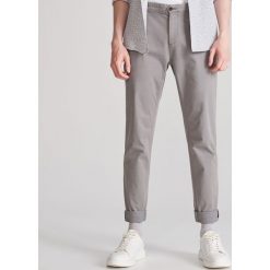 Dopasowane spodnie chino - Jasny szary. Szare spodnie męskie Reserved, m, bez wzorów. Za 99,99 zł.