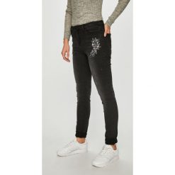 Morgan - Jeansy Gris Moyen. Szare jeansy damskie Morgan, z aplikacjami, z elastanu. W wyprzedaży za 199,90 zł.