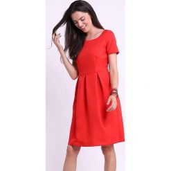Sukienka w kolorze czerwonym. Czerwone sukienki damskie Jesienny butik, xs, bez wzorów, z okrągłym kołnierzem, bez rękawów, midi, rozkloszowane. W wyprzedaży za 117,95 zł.