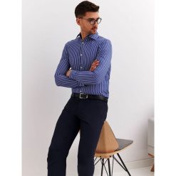 Koszula w paski dopasowana. Niebieskie koszule męskie Top Secret, na lato, m, w paski, z tkaniny, eleganckie, bez kołnierzyka, bez rękawów. W wyprzedaży za 49,99 zł.