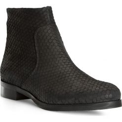 Buty damskie. Czarne botki damskie Wittchen, ze skóry, bez obcasa, bez zapięcia. W wyprzedaży za 424,91 zł.