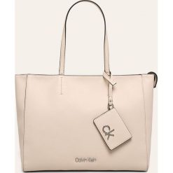 Calvin Klein - Torebka. Białe torby damskie na zakupy Calvin Klein, bez wzorów, ze skóry ekologicznej, na ramię, duże, bez dodatków. Za 699,90 zł.