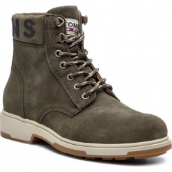Kozaki TOMMY JEANS - Suede Boot EM0EM00235 Forest Night 307. Zielone buty zimowe męskie marki Tommy Jeans, z jeansu. Za 599,00 zł.