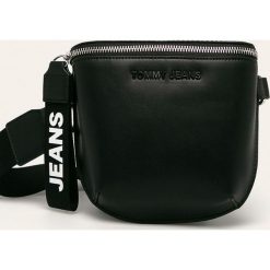 Tommy Jeans - Nerka. Czarne nerki damskie Tommy Jeans, w paski, z jeansu, casualowe, małe, bez dodatków. Za 359,90 zł.