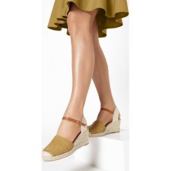 Beżowo-Żółte Sandały Coraenelle. Brązowe espadryle damskie Born2be, bez wzorów, bez obcasa, bez zapięcia. W wyprzedaży za 54,99 zł.