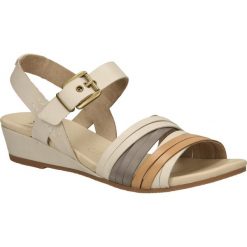Sandały caprice 9-28213-34. Białe sandały damskie Caprice, bez wzorów, ze skóry, bez obcasa, bez zapięcia. Za 279,99 zł.
