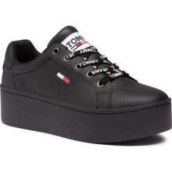 Sneakersy TOMMY JEANS - Iconic Leather Flatform Sneaker EN0EN01113 Black BDS. Czarne półbuty damskie Tommy Jeans, bez wzorów, z jeansu, bez obcasa, na koturnie, bez zapięcia. Za 449,00 zł.