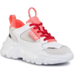 Sneakersy VERSACE JEANS COUTURE - E0VZASC2 71366 KL7. Białe półbuty damskie Versace Jeans Couture, na co dzień, bez wzorów, z jeansu, bez obcasa, na płaskiej podeszwie, bez zapięcia. Za 869,00 zł.