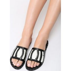 Białe Klapki Follow Your Fire. Białe crocsy damskie marki Born2be, z materiału, na obcasie. Za 59,99 zł.