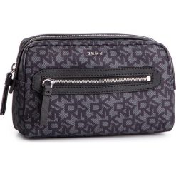 Kosmetyczka DKNY - Casey-Md Cosmtc Case R91RFA39 Bk Logo-Bk XLB. Szare kosmetyczki męskie DKNY, bez wzorów, z tkaniny. W wyprzedaży za 219,00 zł.