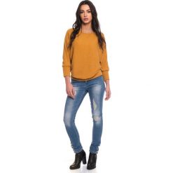 Sweter "Carla" w kolorze musztardowym. Żółte swetry damskie Scarlet Jones, s, bez wzorów, bez rękawów, bez kaptura. W wyprzedaży za 119,95 zł.
