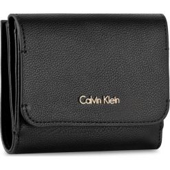 Portfele damskie: Mały Portfel Damski CALVIN KLEIN BLACK LABEL – Metropolitan Medium K60K603812 001