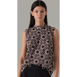 Wzorzysty top ze stójką - Czarny. Czarne topy damskie Mohito, s, bez wzorów, ze stójką. Za 39,99 zł.