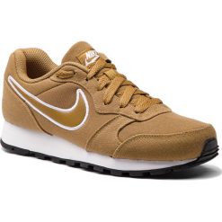 Buty NIKE - Md Runner 2 Se AQ9121 200 Muted Bronze/Muted Bronze. Pomarańczowe buty sportowe damskie Nike, na co dzień, bez wzorów, z tworzywa sztucznego, bez obcasa, na płaskiej podeszwie, bez zapięcia. W wyprzedaży za 239,00 zł.
