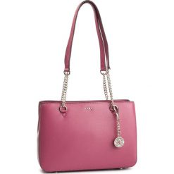 Torebka DKNY - Bryant Md Shop Tote R84A3915 Pink PNK. Różowe torebki klasyczne damskie DKNY, bez wzorów, ze skóry, klasyczne, bez dodatków. W wyprzedaży za 589,00 zł.