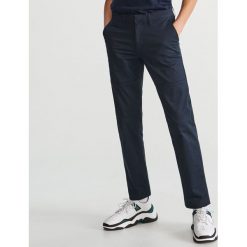 Bawełniane spodnie chino - Granatowy. Niebieskie chinosy męskie marki Reserved, m, z bawełny. Za 129,99 zł.