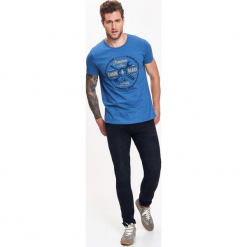 T-SHIRT MĘSKI Z NADRUKIEM. Niebieskie t-shirty męskie marki Top Secret, na zimę, m, z nadrukiem, z dzianiny. W wyprzedaży za 19,99 zł.